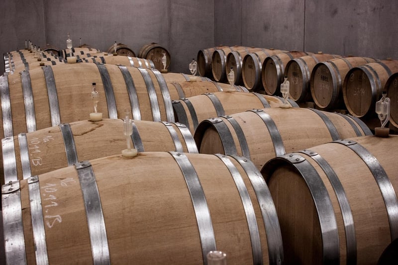 Découvrez le prix 2026 des caves à vin sur mesure sous escalier et sublimez votre espace