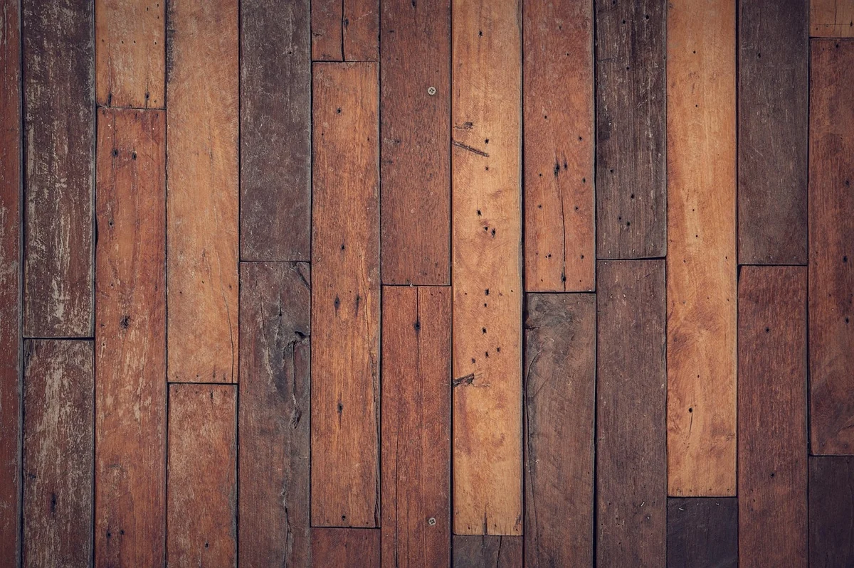 Rattraper un niveau de plancher bois : guide complet 2026