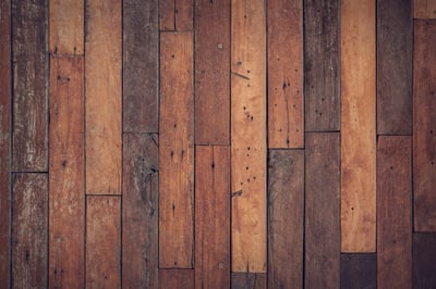 Rattraper un niveau de plancher bois : guide complet 2026